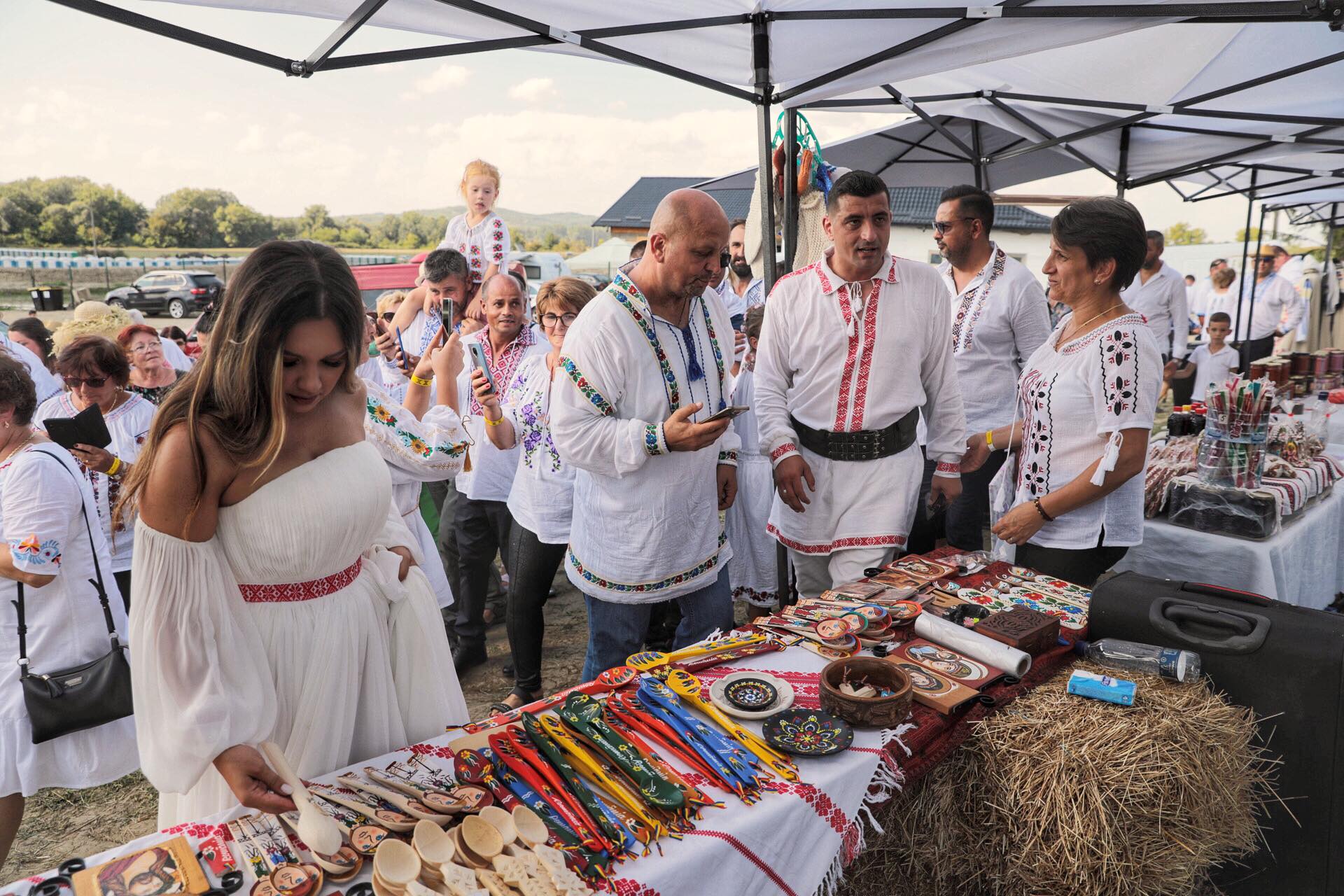 O mireasă și două nunți. Cum a petrecut poporul în vale, iar ceilalți invitați, în deal, la căsătoria „domnului AUR”, George Simion