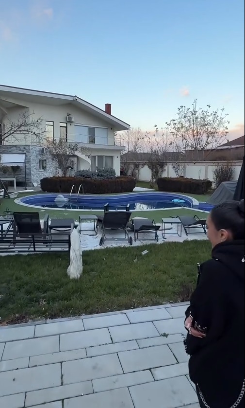 Imagini din casa lui Adrian Minune din Ștefăneștii de Jos. În garajul vilei sunt cele două mașini de lux, un Ferrari și un Lamborghini
