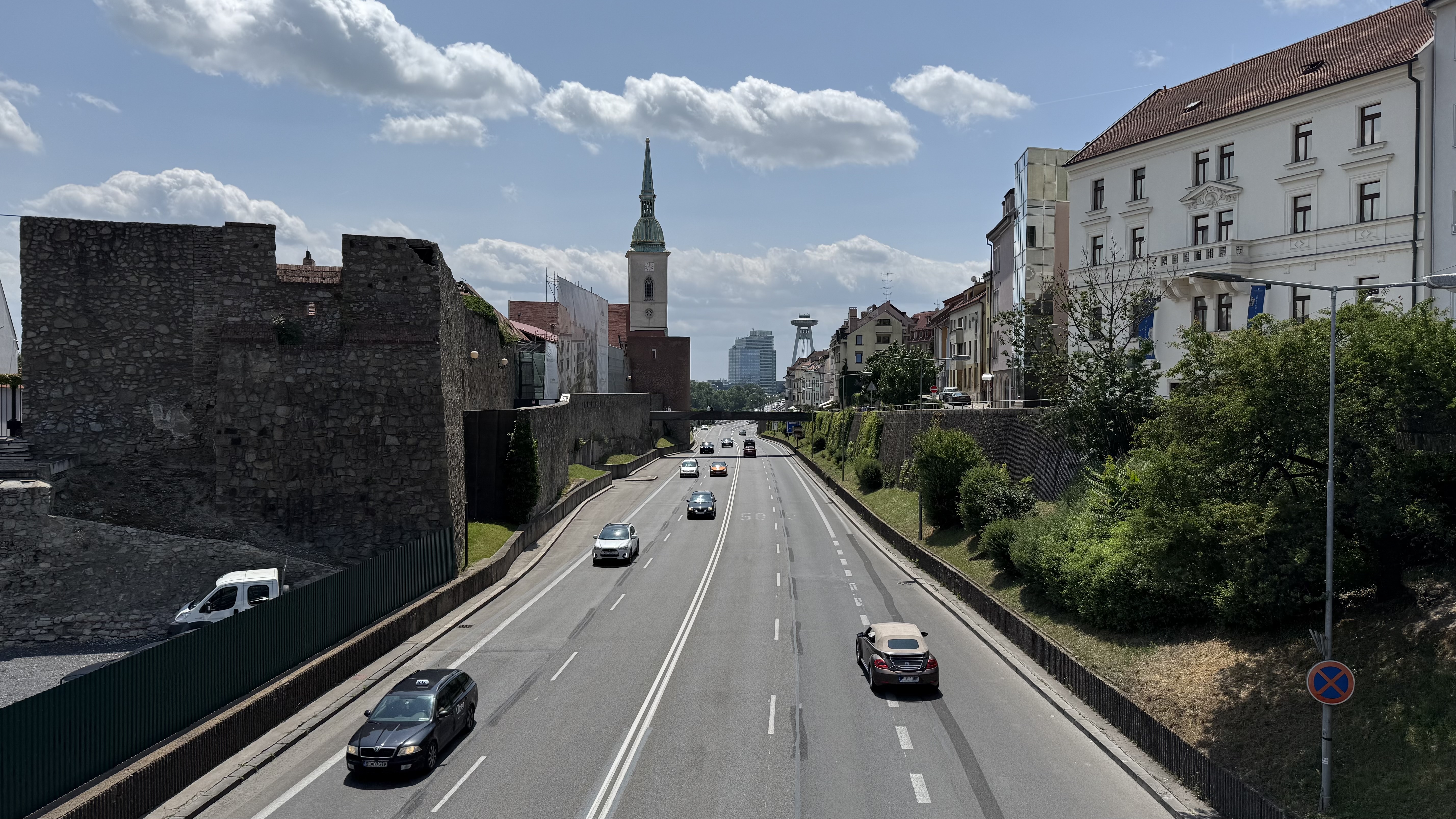 Cât plătești pentru un tuns și bărbierit la o frizerie de cartier din Bratislava: buget de restaurant în România