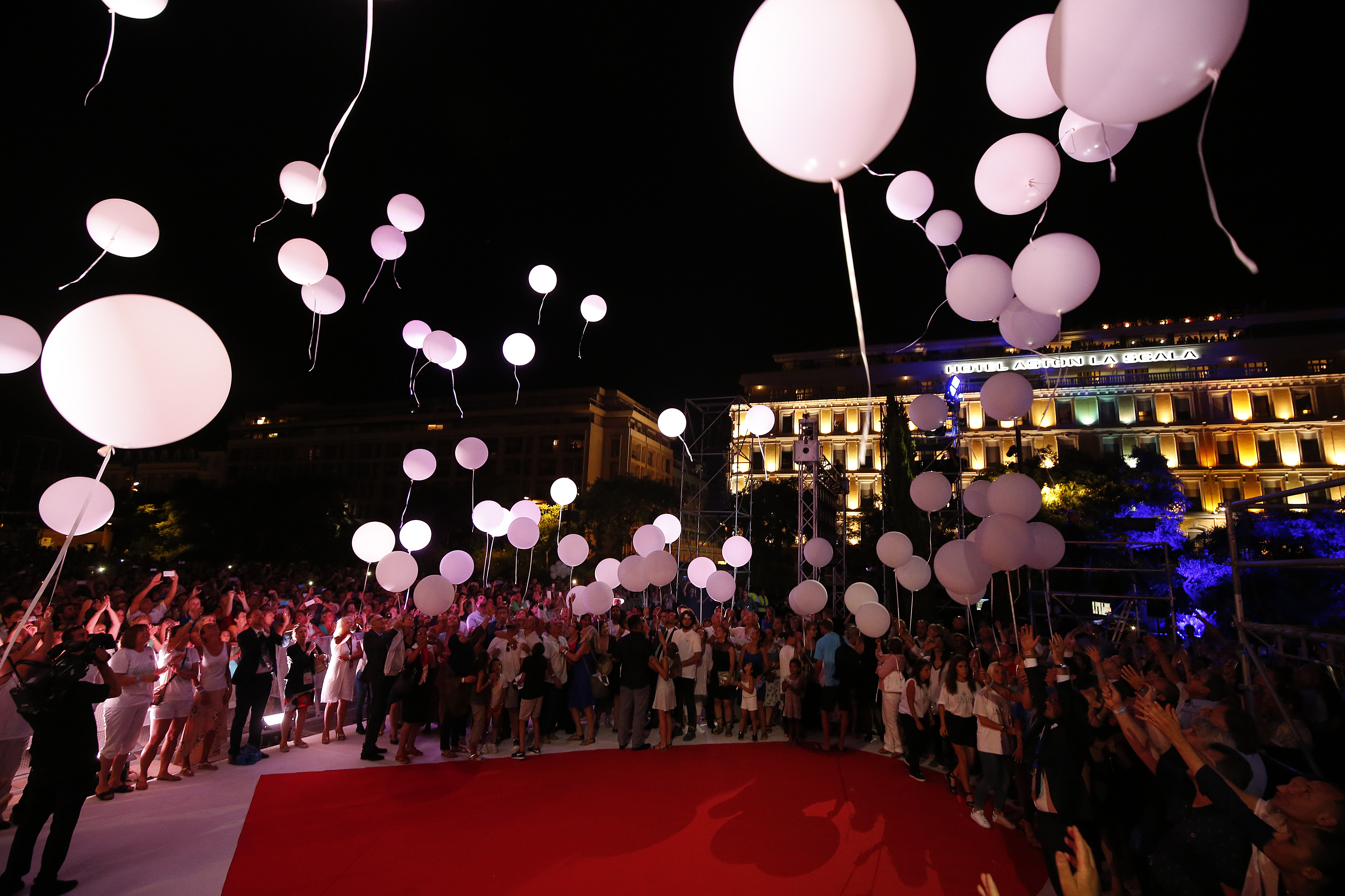 Un an de la atentatul din Nisa | Promenade des Anglais, iluminată în memoria celor 86 de victime ale atacului terorist - FOTO