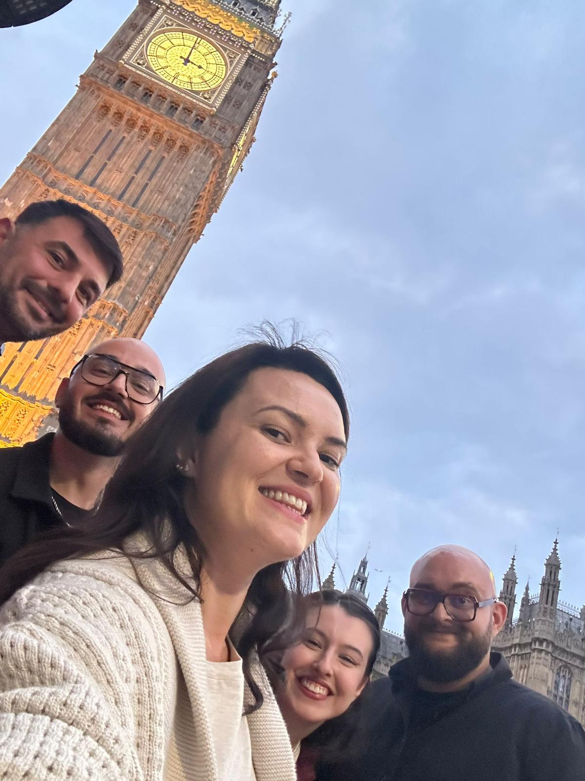 Cum a fost surprins Victor Dorobanțu pe străzile din Londra. Ce face în Marea Britanie actorul din Wednesday: E prezentă și Lady Gaga