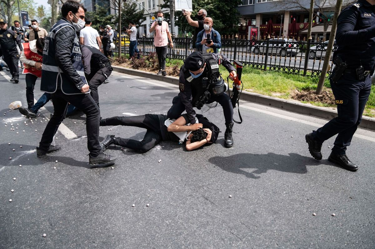 Proteste violente în Franța și Turcia, de Ziua Muncii. Sute de protestatari au fost reținuți