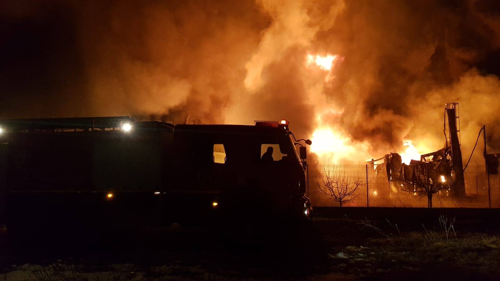 Incendiu violent la o hală din Ilfov. În interior sunt bazine cu acetonă și saci cu nitrat de amoniu. Avertizare prin RO-ALERT a populației din zonă