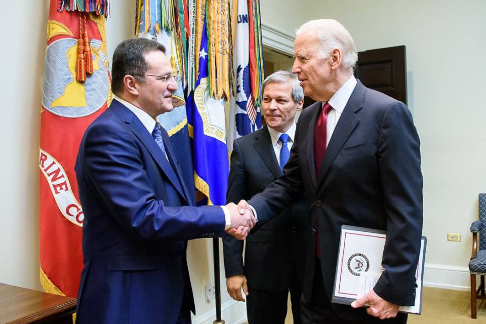 Atunci și Acum | Dacian Cioloș, inginerul agronom ajuns șef al Executivului, în prima guvernare tehnocrată a României
