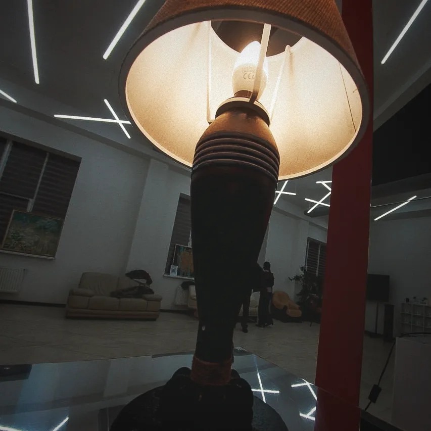 Expoziție de obiecte de artă create din fragmente de bombe și rachete rusești, deschisă la Kiev: „Instrumentele crimelor, simboluri ale renașterii”