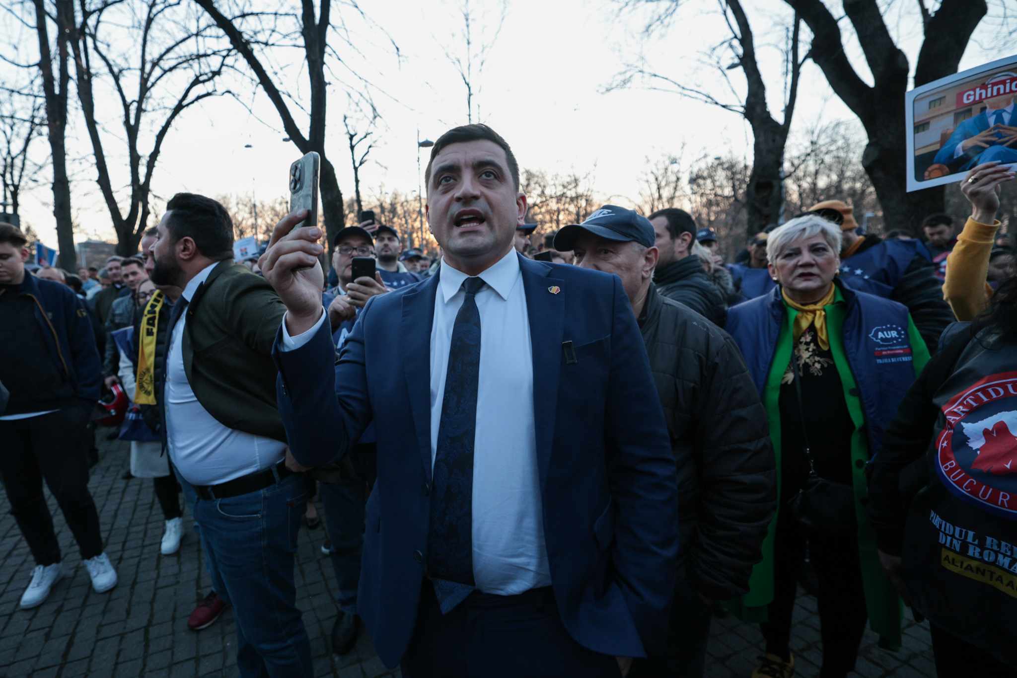 Protest AUR în fața imobilului din Aviatorilor renovat în secret pentru 7 milioane de euro: „După mandat, un palat”