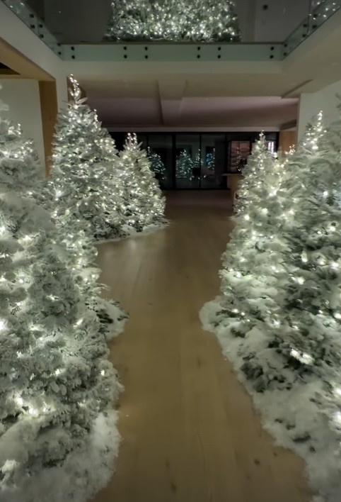 Imagini cu casa lui Kim Kardashian împodobită de Crăciun. Decorul extravagant pe care l-a ales în acest an