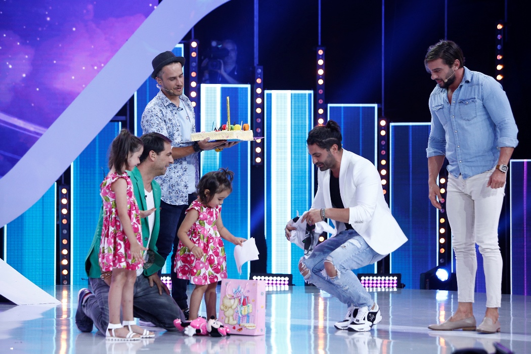Pepe, sărbătorit pe platourile de filmare, la “Next Star”.  Maria și Rosa i-au făcut o surpriză tatălui lor, la aniversarea zilei de naștere | FOTO