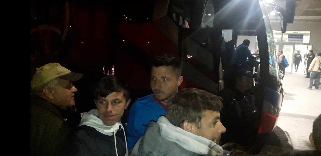 VIDEO | Miracol în Bănie. Fanii Craiovei au făcut selfie, în miez de noapte, cu fotbaliștii de la FCSB. În schimb, Mihai Stoica a fost înjurat ca la ușa cortului