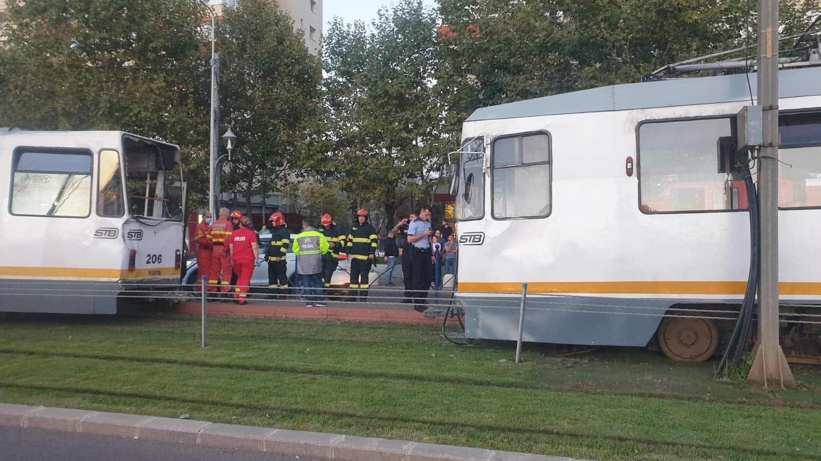 Două tramvaie s-au ciocnit lângă Cimitirul Evreiesc din București. Din trei răniți, doi au ajuns la spital. Cum s-a produs accidentul
