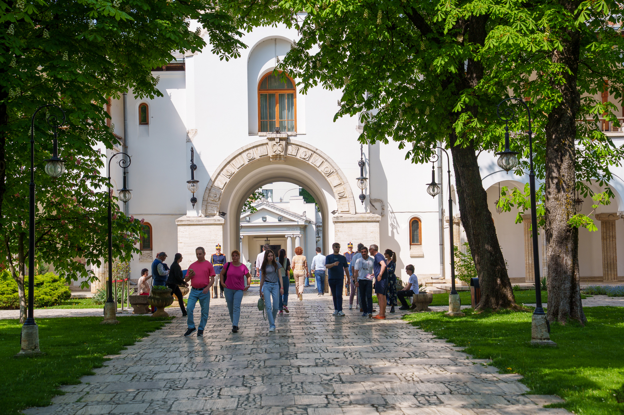 Cu ce se ocupă Administrația Prezidențială, câți angajați lucrează pentru președintele României și ce face fiecare departament din subordinea șefului statului