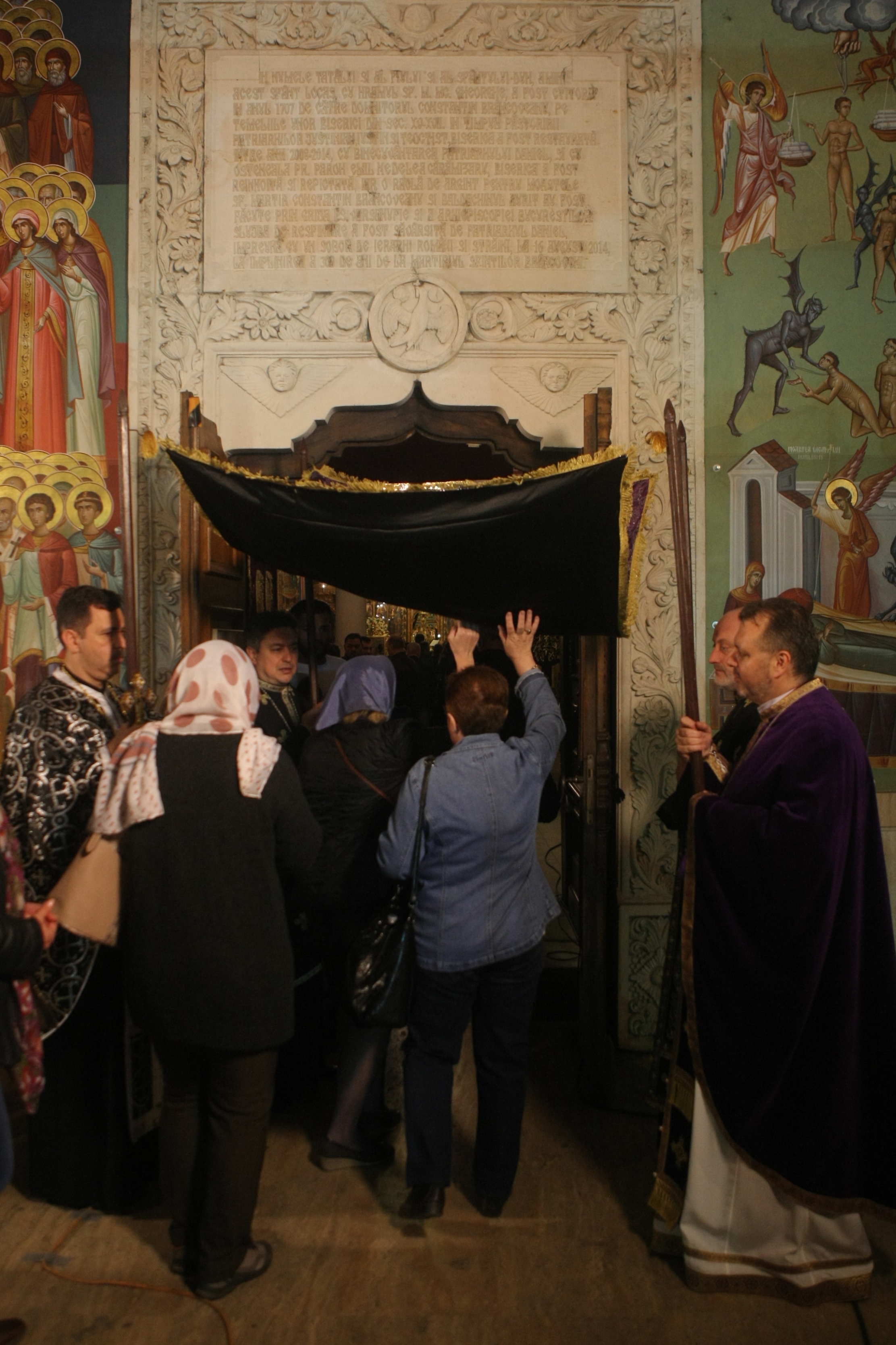 Credincioșii au participat la cântarea Deniei Prohodului la biserica Sfântul Gheorghe Nou din București GALERIE FOTO