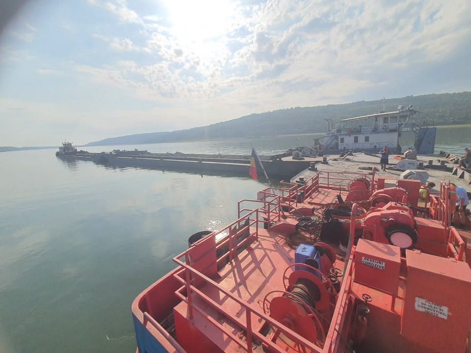 Imagini noi cu scufundarea celor patru barje în Dunăre. Cine sunt căpitanii care au ajutat la operațiune