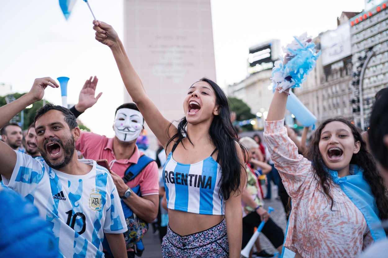 Spectacol pe străzile din Buenos Aires. Fanii s-au adunat în centru și așteaptă trofeul, după 36 de ani