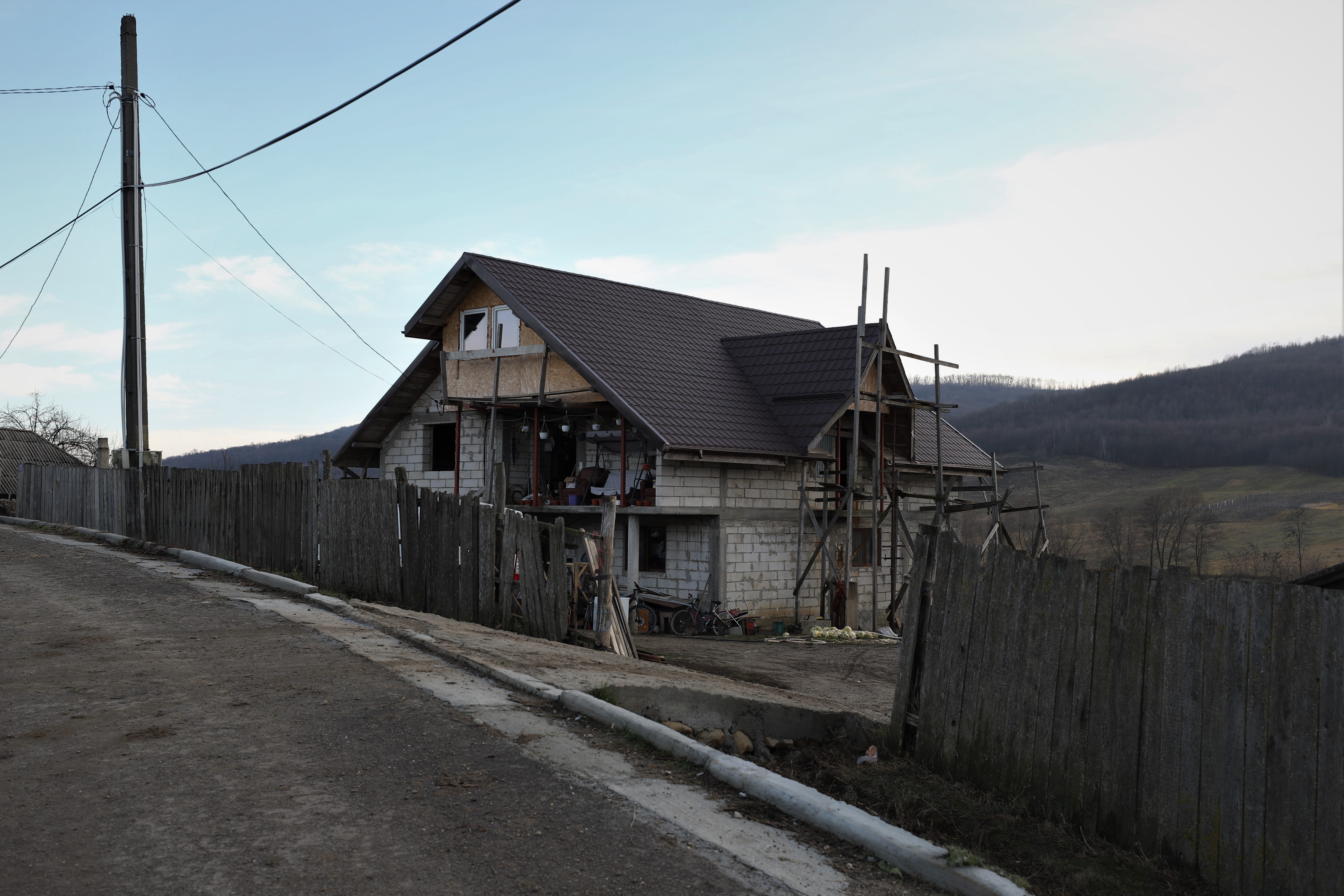 REPORTAJ. Cum s-a trezit un gospodar din judeţul Bacău cu trei ruşi în curtea casei: „Am scris cu dalta pe cruce Eroi Necunoscuţi”