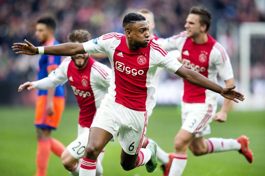 Au înnebunit! Gest extrem pe stadioanele Europei! Ultrașii echipei Ajax l-au ”spânzurat” pe ”trădătorul” Vermeer! / GALERIE FOTO și VIDEO
