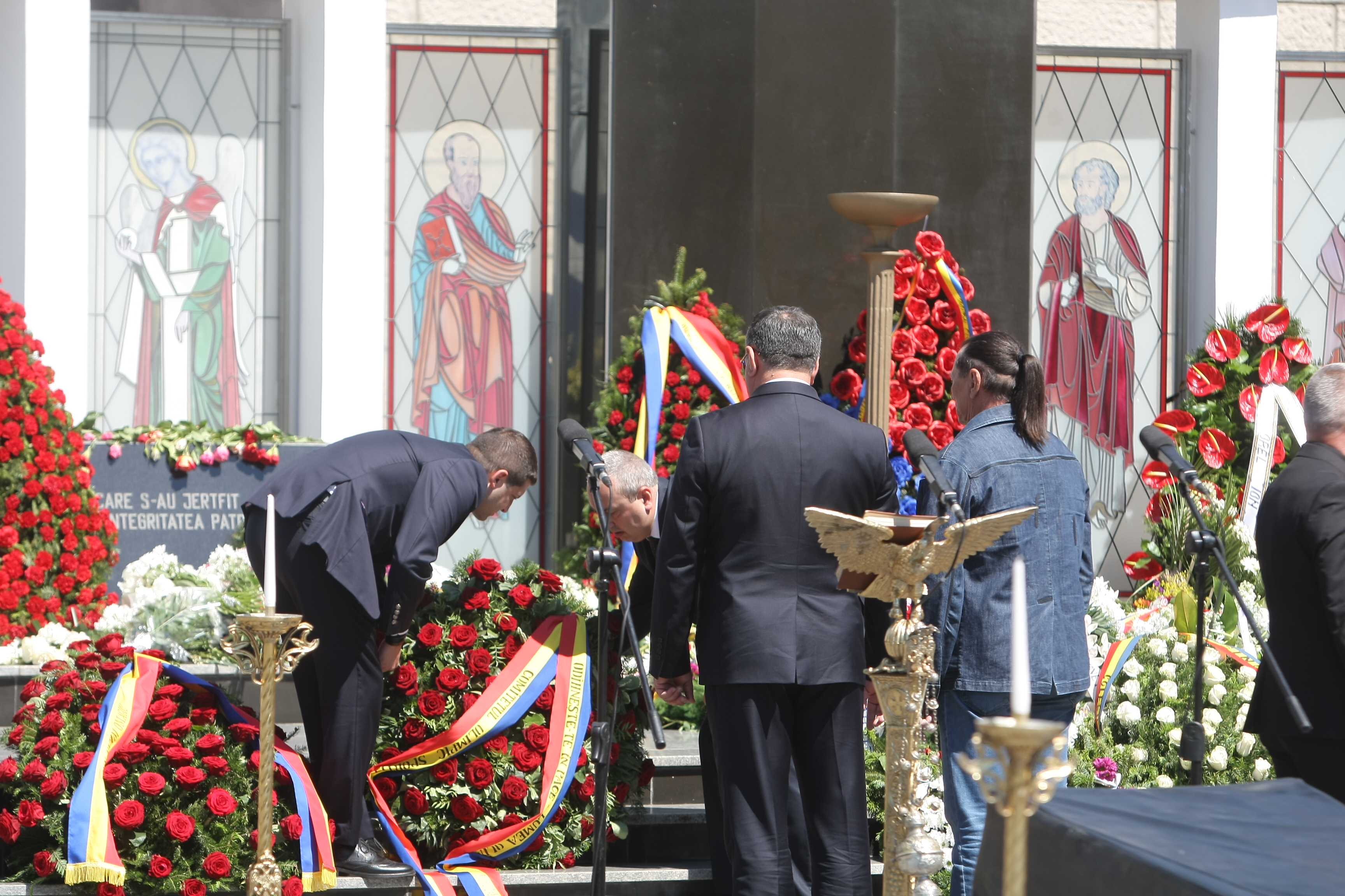 GALERIE FOTO&VIDEO/ Cristian Țopescu, înmormântat cu onoruri militare, la Cimitirul Ghencea Militar din București