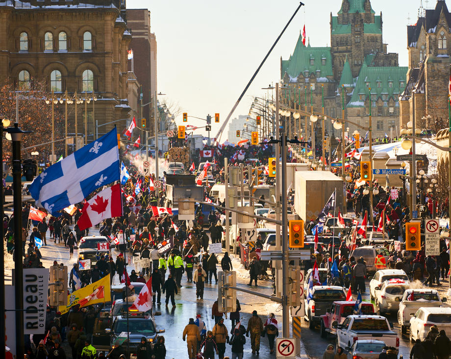 Mii de canadieni s-au alăturat protestului camionagiilor față de vaccinarea obligatorie. Justin Trudeau, dus într-o locație secretă