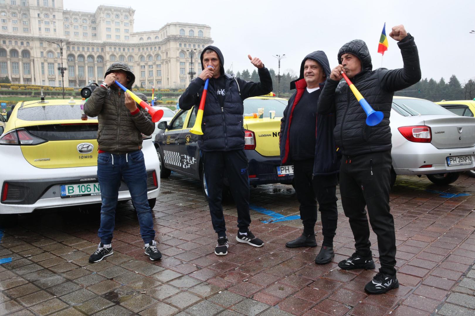 Taximetriștii continuă protestele în Piața Constituției din București. Cer în continuare fiscalizarea Uber și Bolt