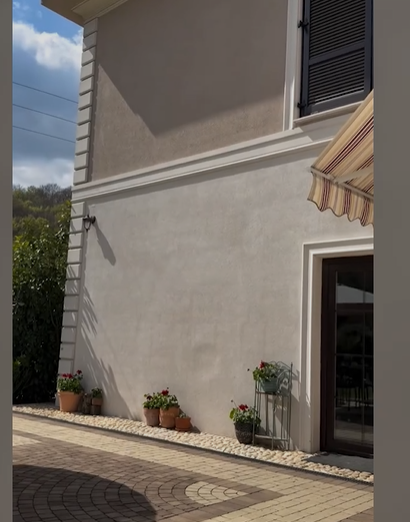 Imagini cu vila de la țară a Olguței Berbec. Conacul artistei de muzică populară impresionează prin aspectul elegant