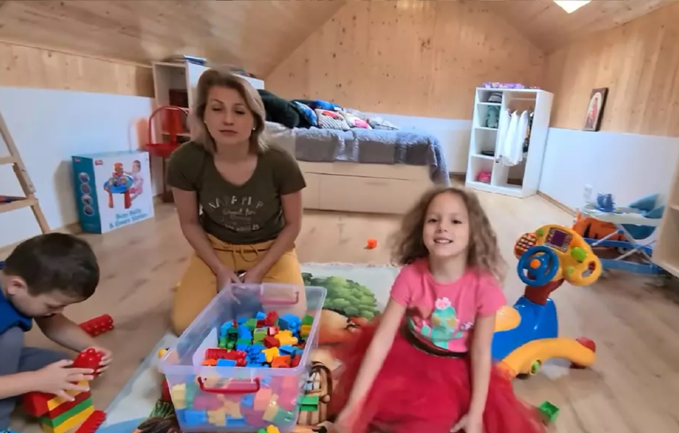 Imagini cu casa în care locuiește Mirela Vaida cu soțul și cei trei copii. Vila din Snagov a prezentatoarei e chiar lângă pădure