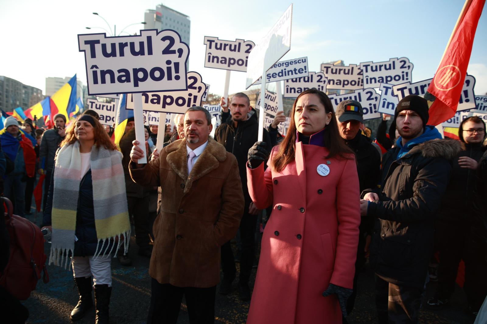 LIVE TEXT: Zeci de mii de oameni la protestul organizat de AUR în București. Mai mulți protestatari aveau asupra lor cuţite, bricege și substanţe interzise