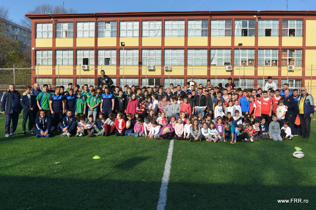 Rugby. ”Stejarii” au predat o oră inedită de sport la o școală din București / FOTO