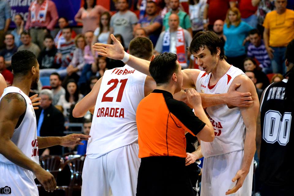 Și-a cerut iubita de soție pe parchet! Gestul superb al unui baschetbalist orădean de la U Cluj