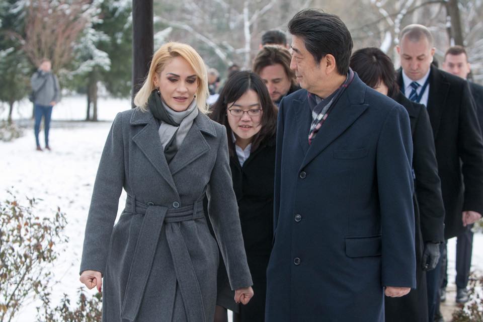 Gabriela Firea, alături de premierul Japoniei Shinzo Abe, în grădina japoneză din Herăstrău