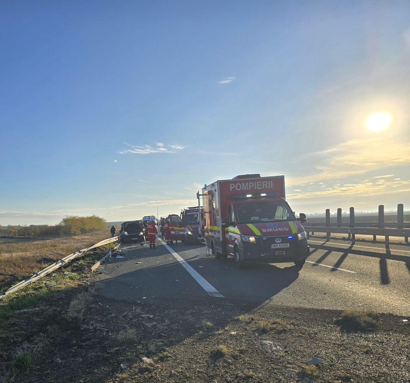 Un TIR s-a răsturnat după ce a lovit un microbuz, pe A1 Arad-Nădlac: cinci oameni au fost răniți