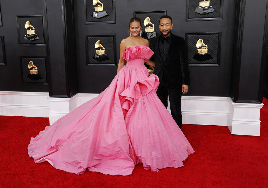 Ținute Grammy 2022. Celebritățile s-au întrecut în rochii elegante, însă una dintre ele a apărut îmbrăcată într-o pelerină, cu bocanci în picioare
