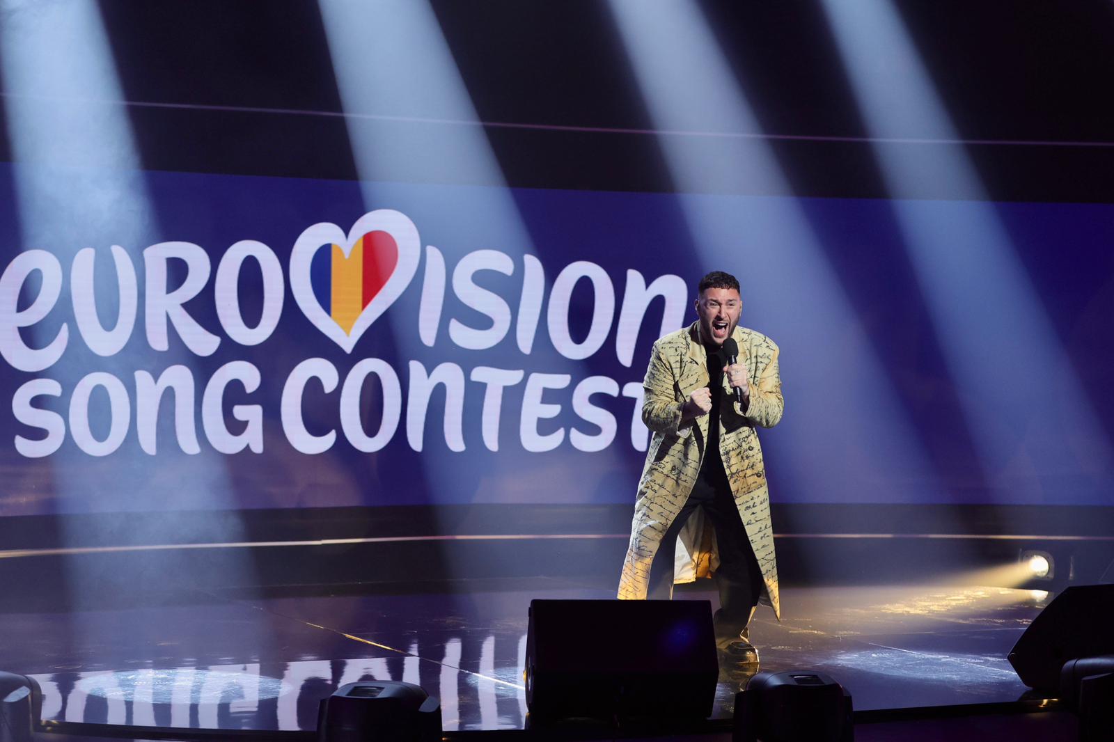 Cum sună melodia care speră Robert Lukian să-l ducă în finala internațională Eurovision 2026 de la Viena: „Fire to the lies”