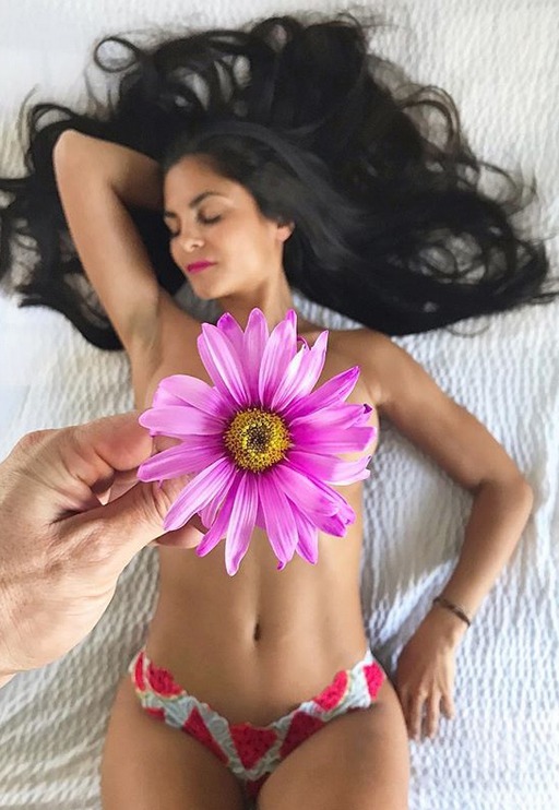 Cea mai sexy femeie care antrenează o echipă profesionistă masculină de hochei pe gheață e cehoaica focoasă Karolina Huvarova. ”Ideea ne-a venit când eram în pat, nu vă spun în ce poziție!”