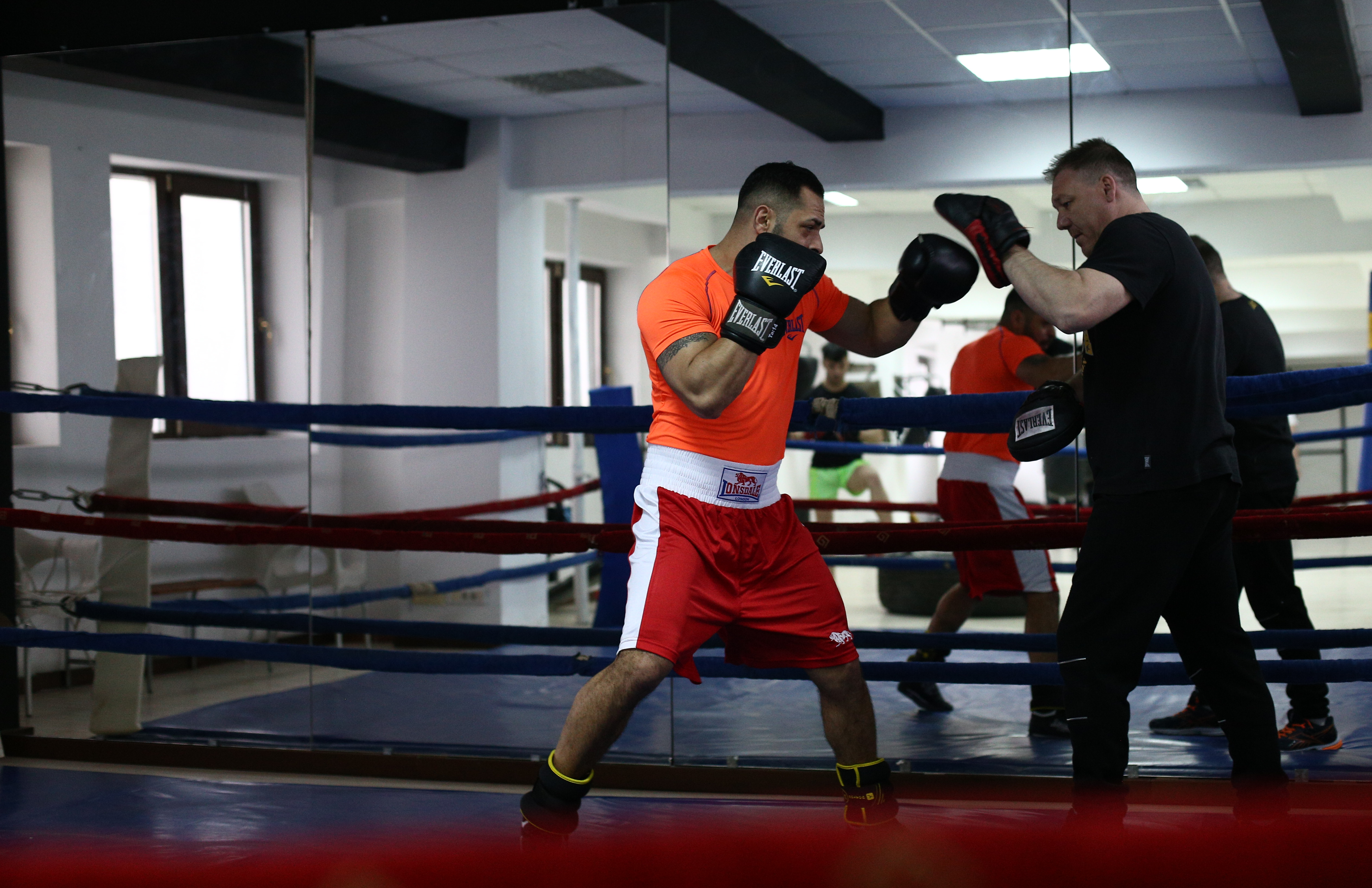 Robert Cristea promite show la gala de box profesionist de la Oradea. Își apără titlul național la semimijlocie: ”Mă bat cu oricine” | FOTO&VIDEO