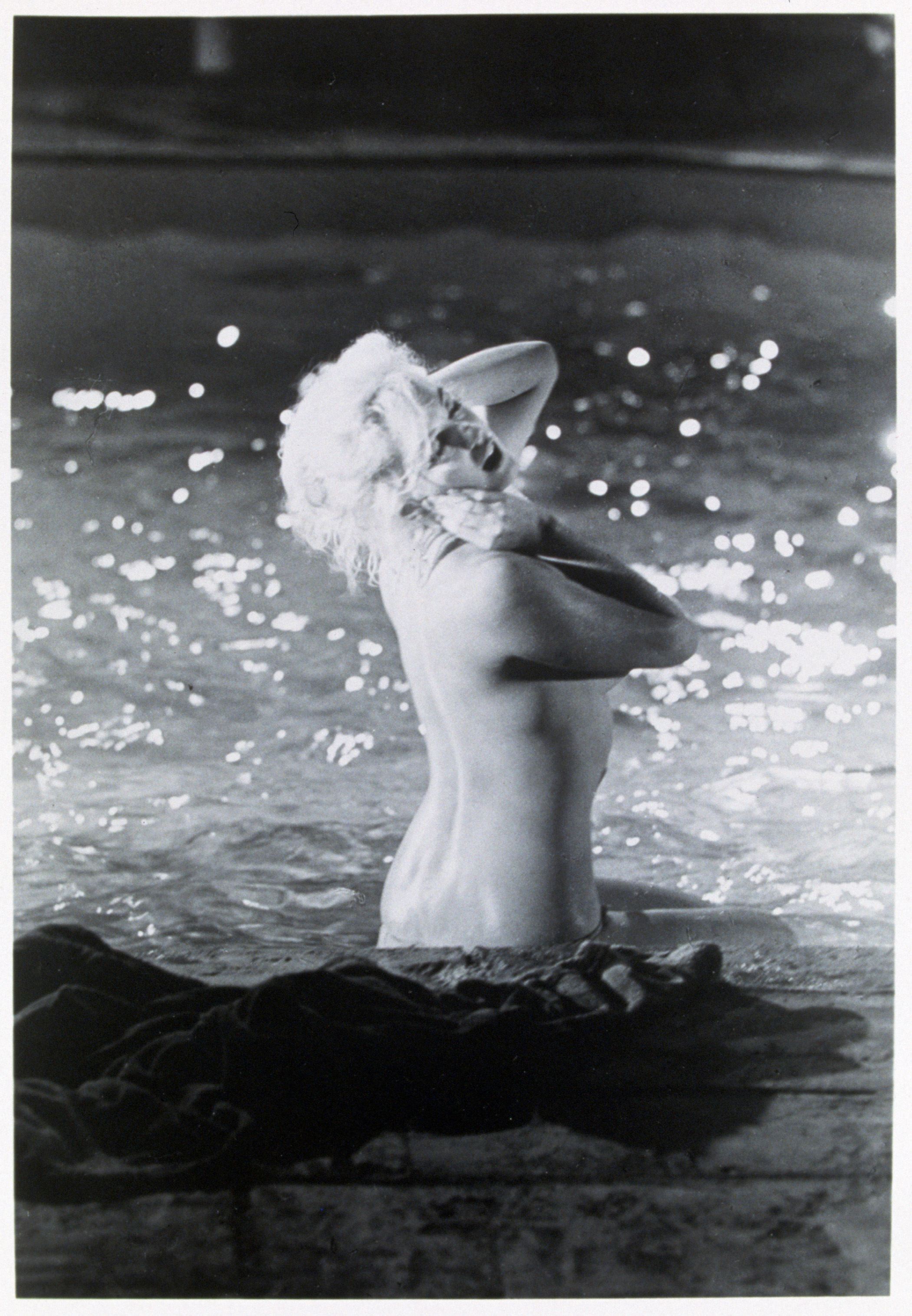 Fotografii nemaivăzute: Marilyn Monroe goală într-o piscină | GALERIE FOTO
