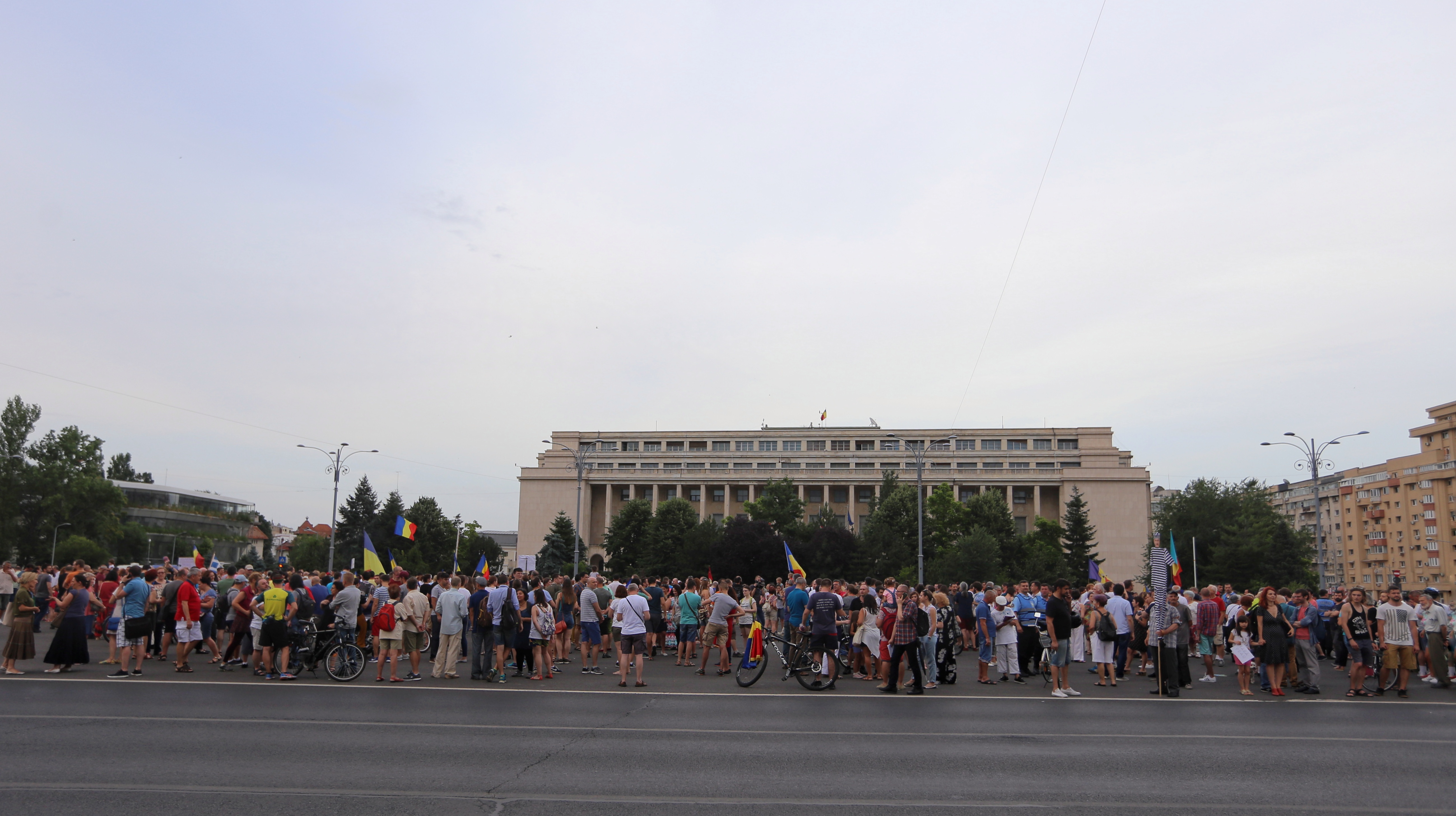 UPDATE | Marş de protest în Bucureşti. „Împreună salvăm ţară de corupţi!”. Câteva sute de oameni au strigat în ploaie: ”Nu cedăm!”