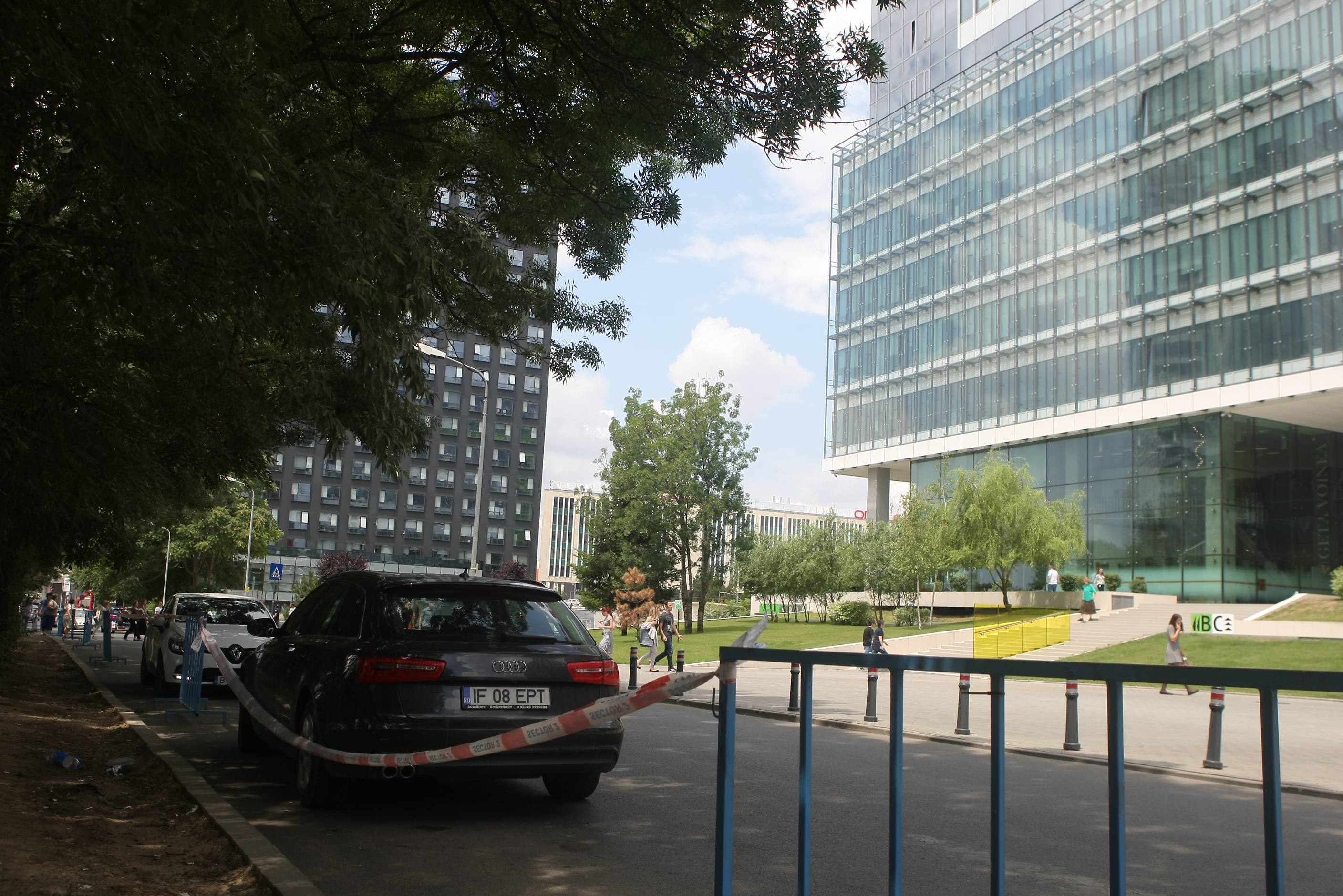 #salvatipipera | Noi măsuri în urma campaniei Libertatea: Primăria Sectorului 2 a montat garduri pentru a împiedica parcarea ilegală pe str. Gara Herăstrău