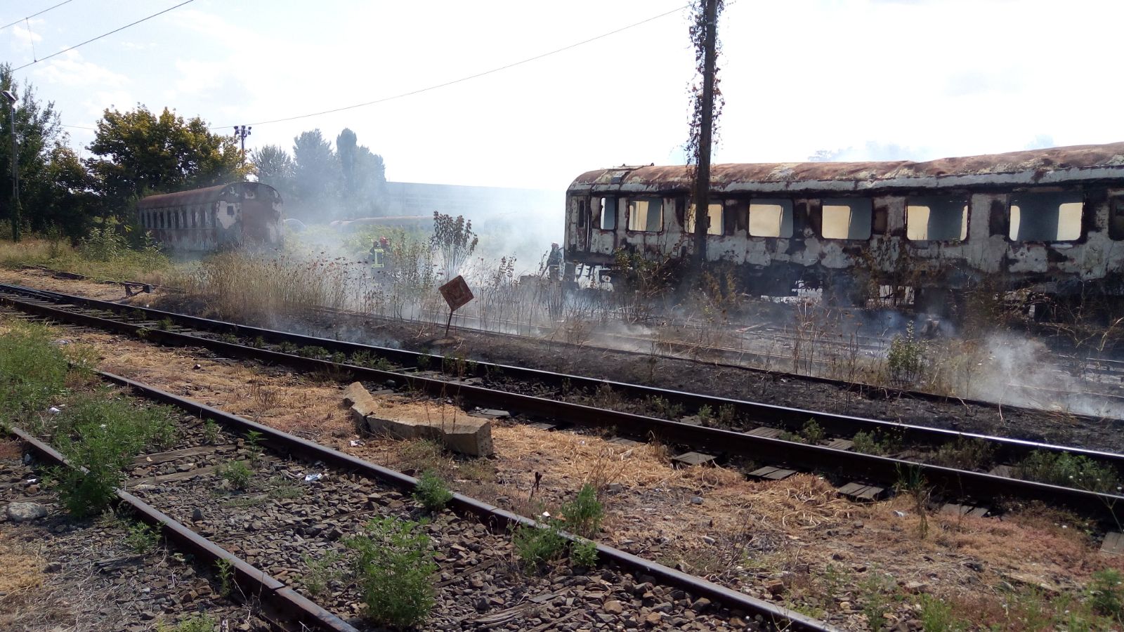 UPDATE: Incendiu în Gara Basarab, la un vagon dezafectat. Pompierii au stins flăcările - FOTO