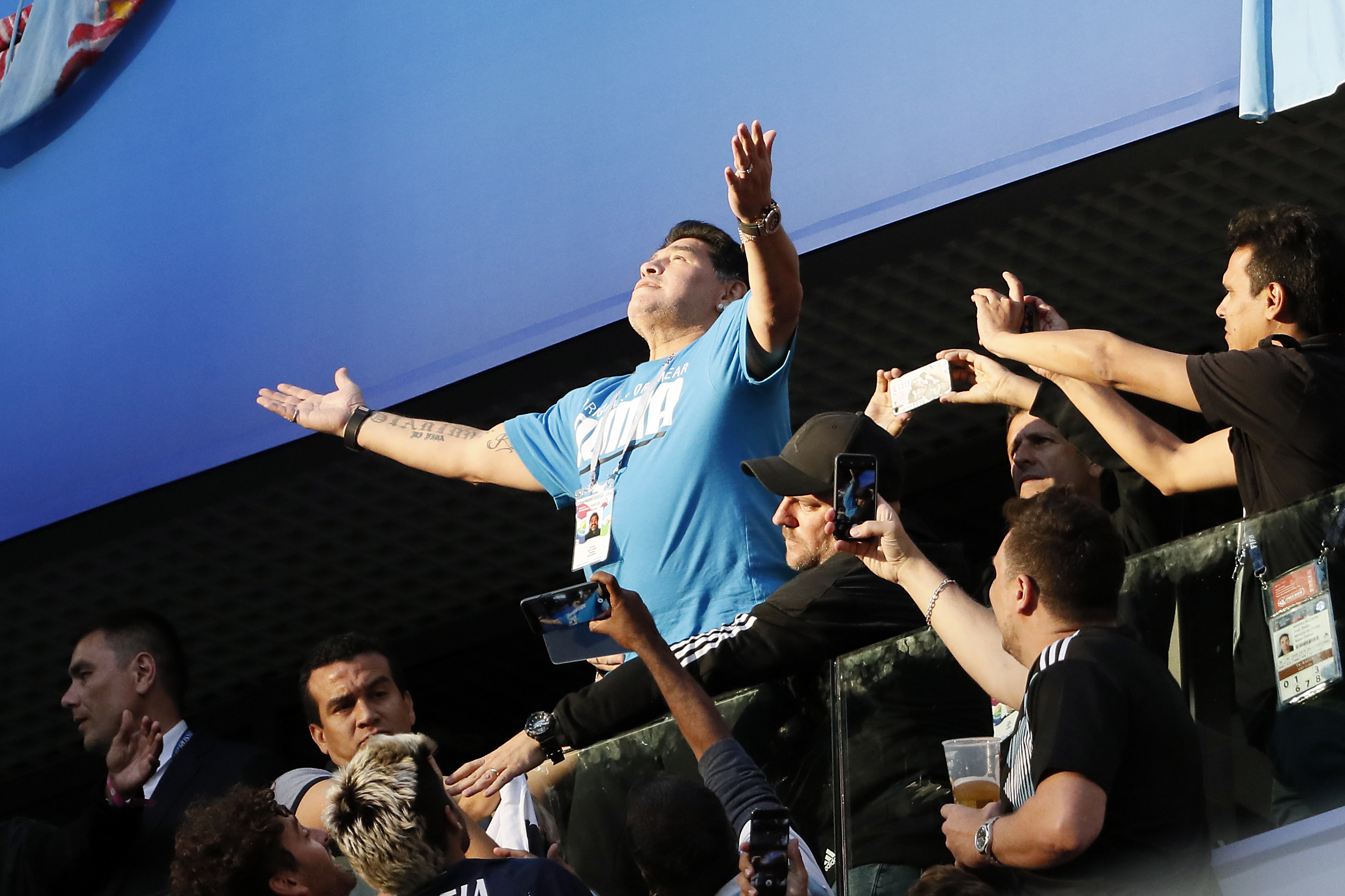 Nebunia lui Maradona, la Campionatul Mondial de fotbal Rusia 2018. ”Butoiașul” a urlat, a dormit, s-a trezit și a făcut semne obscene la meciul Argentina - Nigeria / FOTO&VIDEO