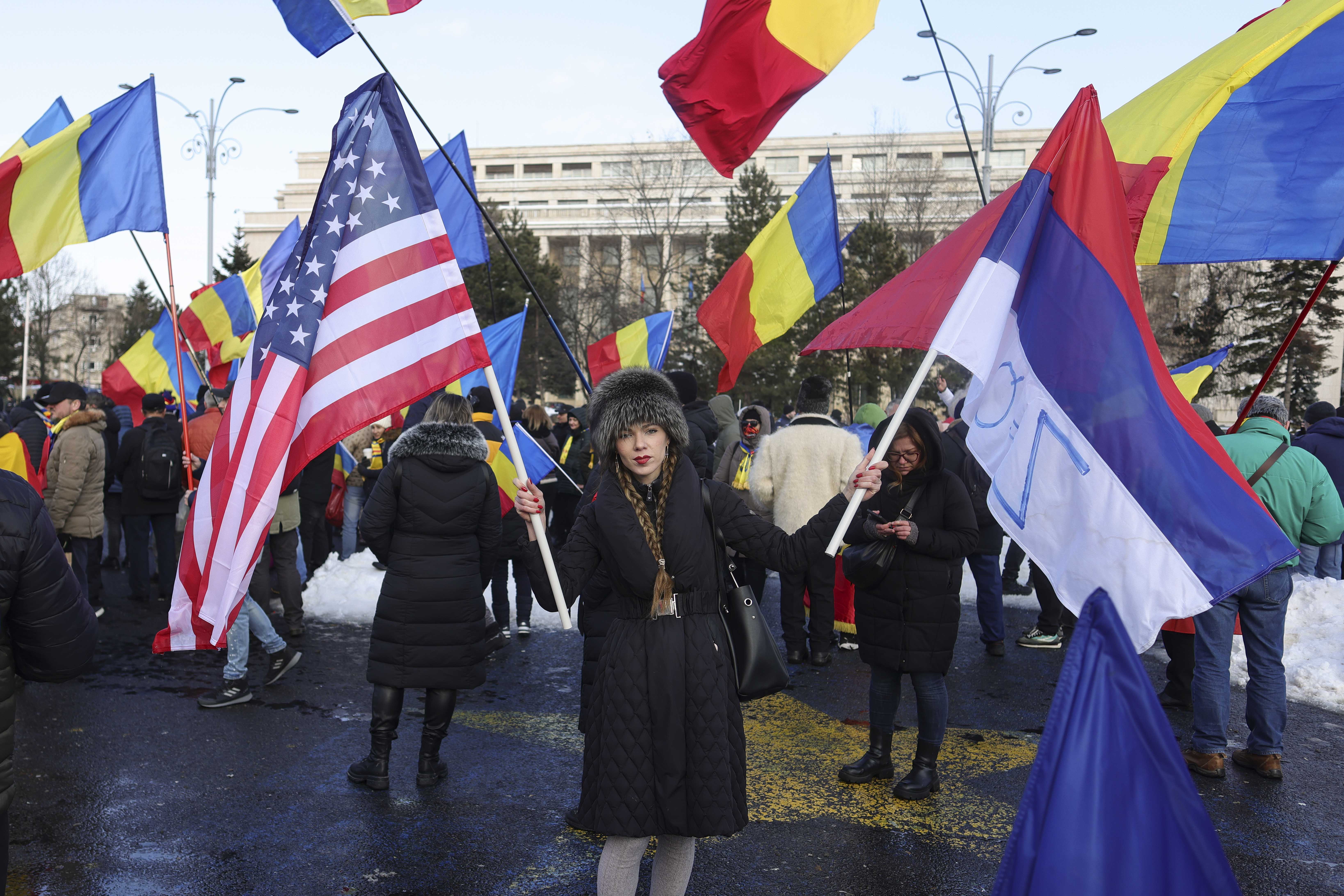 Susținătoare ale lui Călin Georgescu s-au dus fără frică în Piața Victoriei cu steagul Rusiei, pe care era desenată litera Z