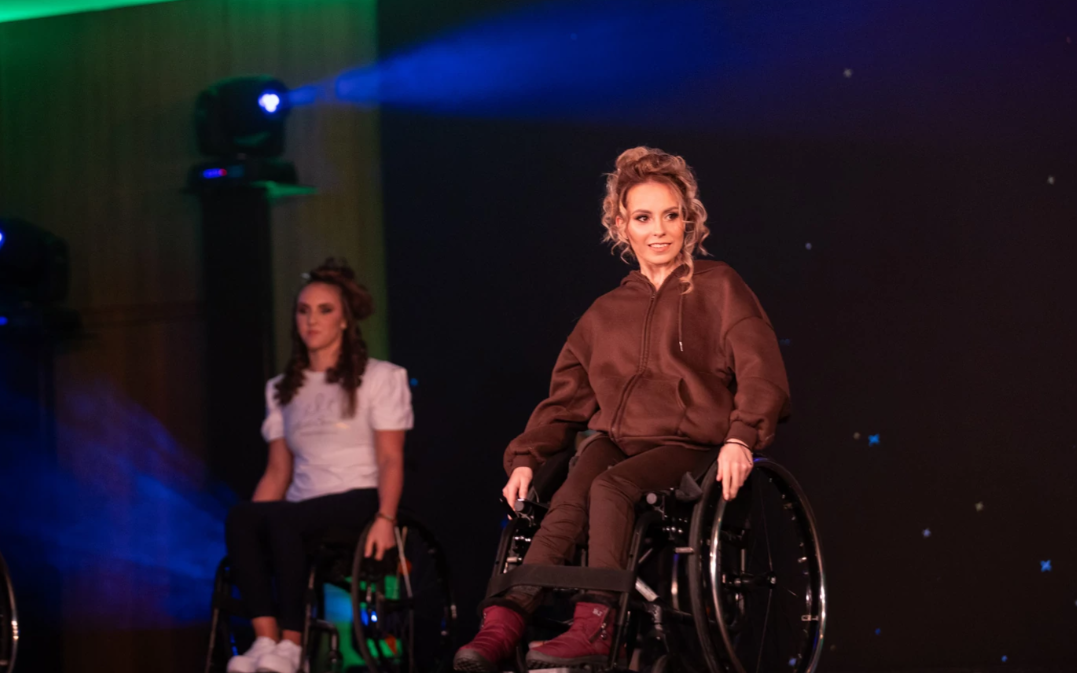 O tânără din Szeged a câștigat Miss Spinner International: „Nu suntem doar oameni țintuiți în scaune rulante, ci și femei frumoase”