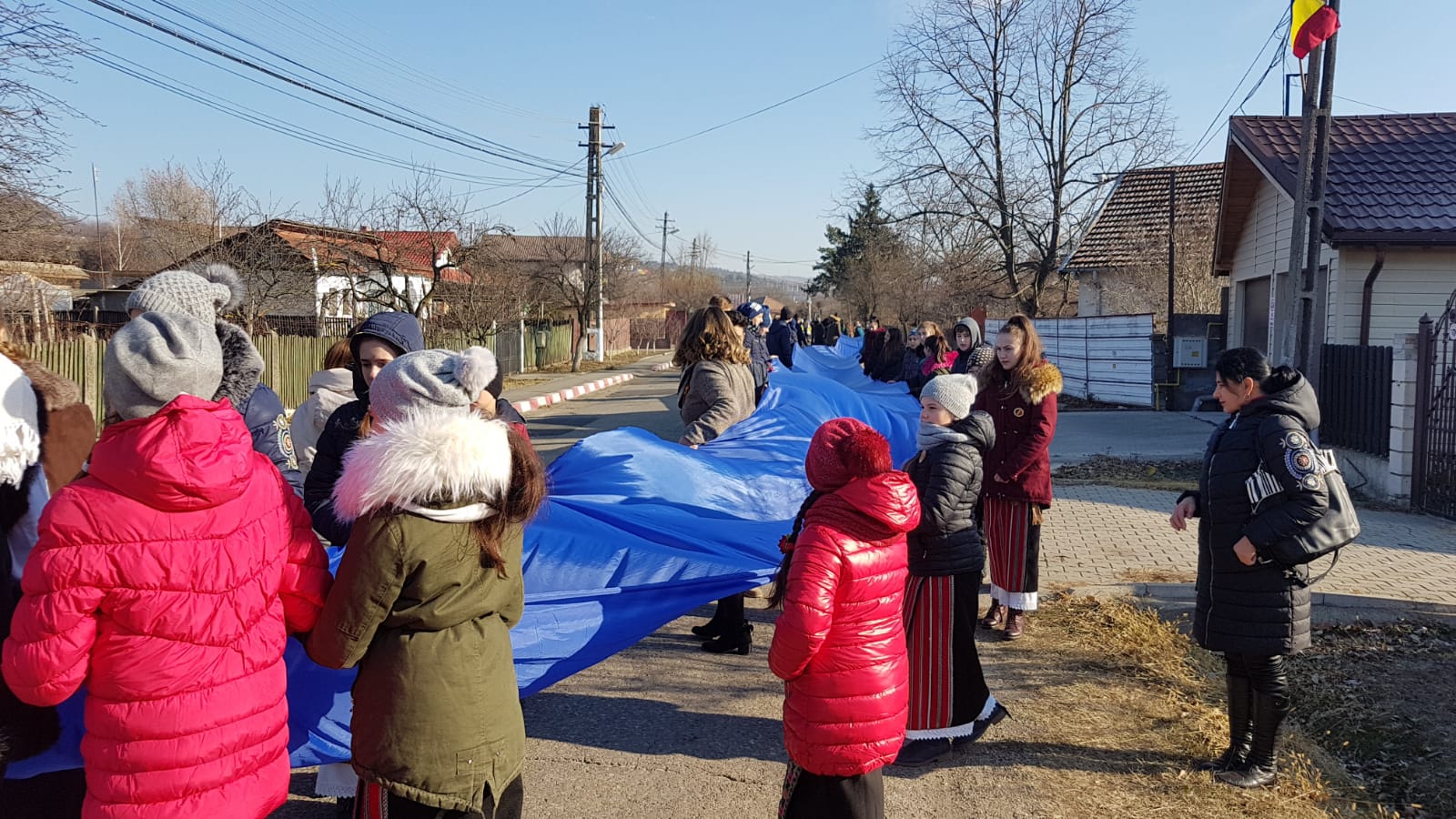 FOTO/ Tricolor de 200 de metri confecționat de elevii unei comune din Buzău, purtat pe străzi de Ziua Națională