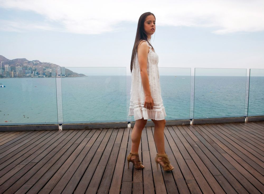 Un model cu sindromul Down a defilat pe scenă New York Fashion Week. "Am vrut să arăt lumii că nu există bariere"