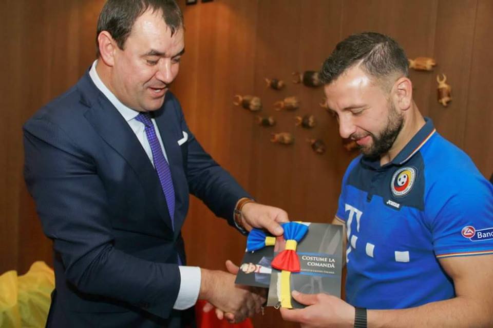 Să fie cu noroc la Euro! Tricolorii au primit ”Papionul România” din partea unui maestru croitor din Italia | GALERIE FOTO