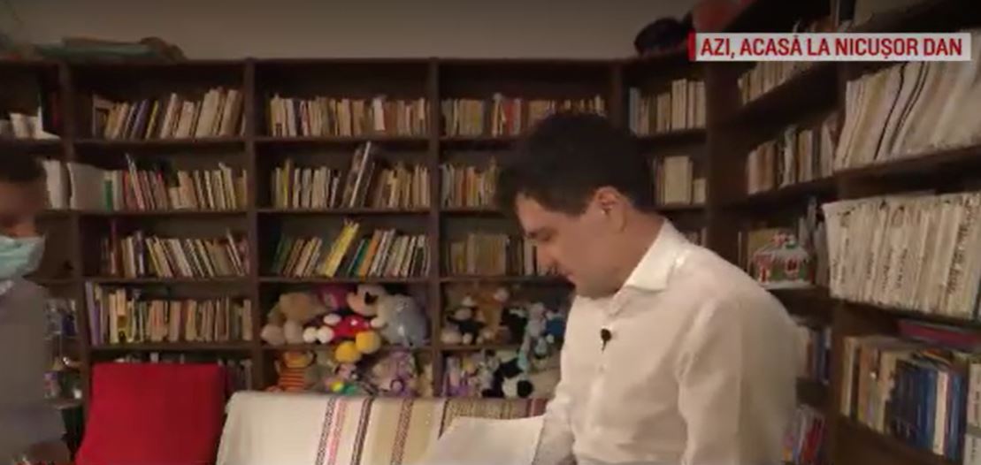Câți bani plătește chirie Nicușor Dan pentru mansarda din sectorul 5 din București în care locuiește alături de familia lui. Cum arată locuința