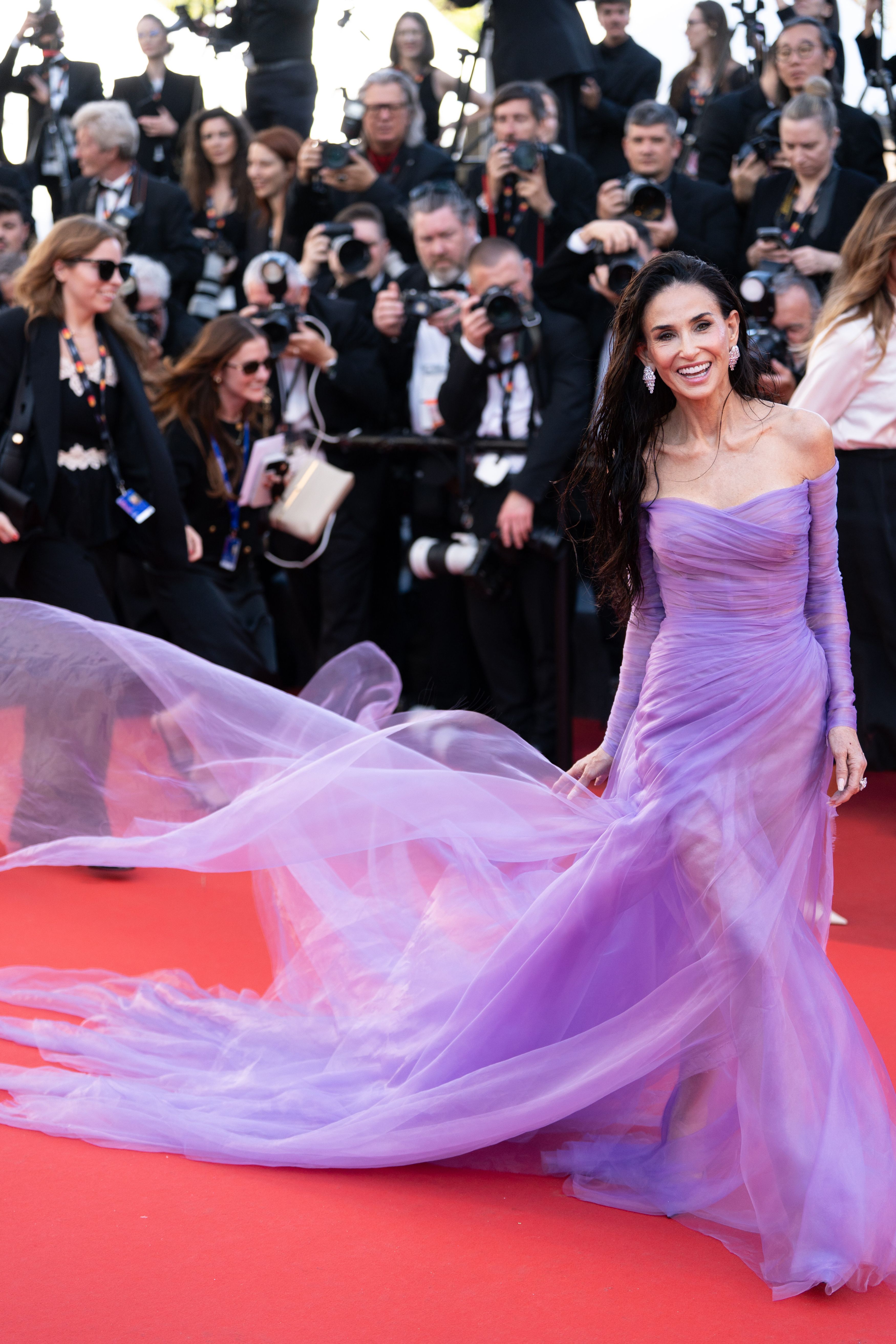 Demi Moore, moment stânjenitor pe covorul roșu la Festivalul de Film de la Cannes 2026. Vântul i-a suflat rochia și s-a văzut tot