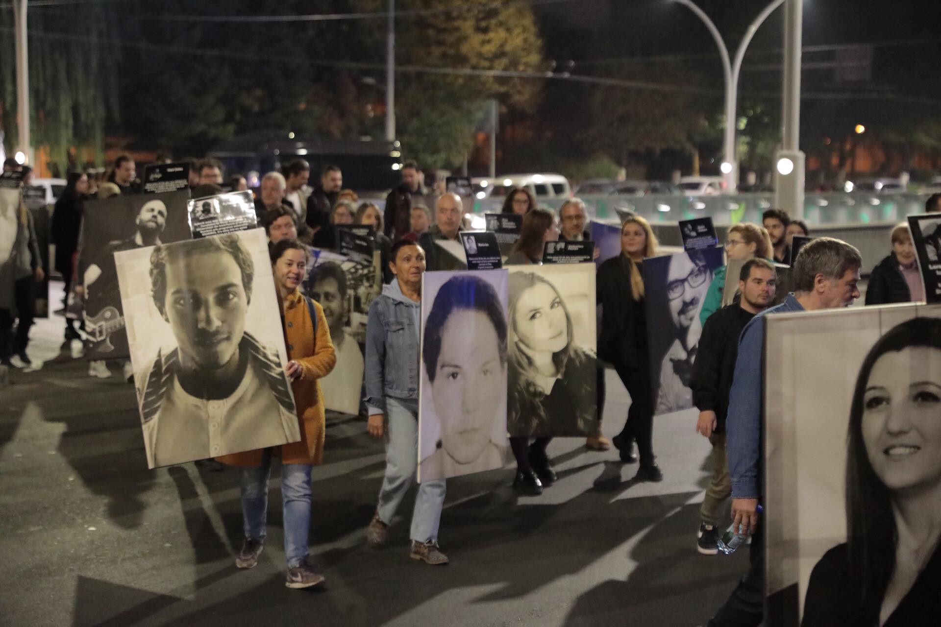 Marș în memoria victimelor de la Colectiv. Fotografiile tinerilor care au murit au fost așezate în fața Parchetului