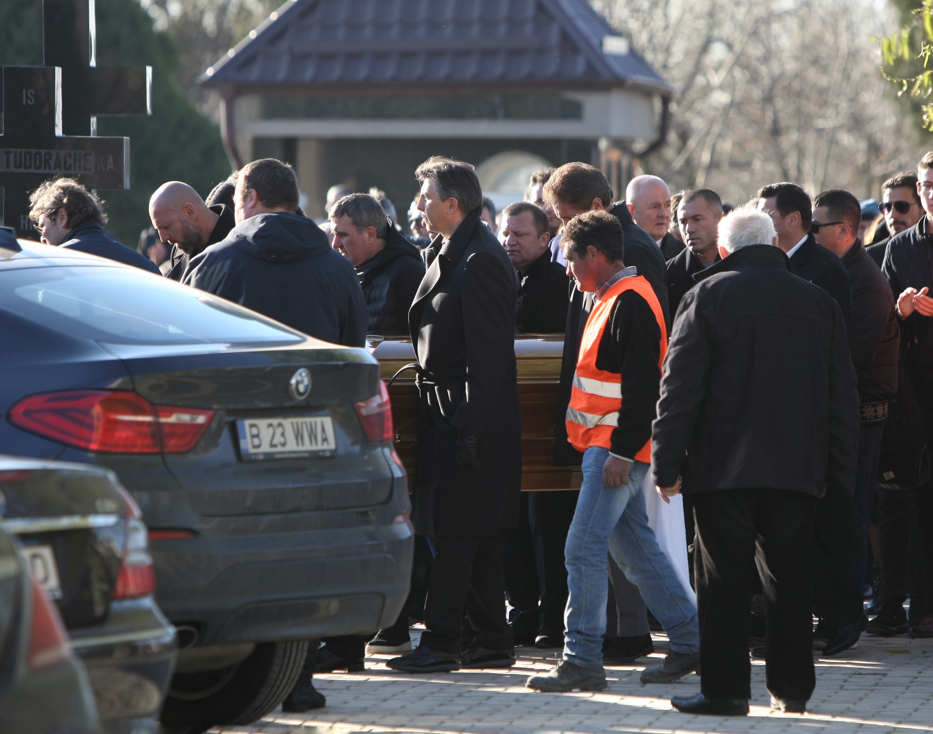 Daniel Prodan a fost înmormântat, azi, la cimitirul Sf. Ilie din Voluntari. Promisiune în lacrimi făcută de Gică Popescu: ”Îți vom îndeplini visul” | GALERIE FOTO