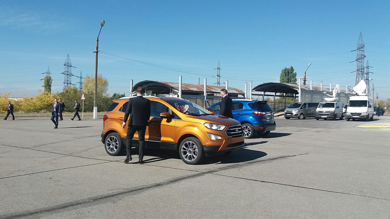 Klaus Iohannis a testat noul Ford EcoSport, cu Simone Tempestini, campionul României la raliu. Președintele, la un pas de a lovi o bordură | FOTO ȘI VIDEO