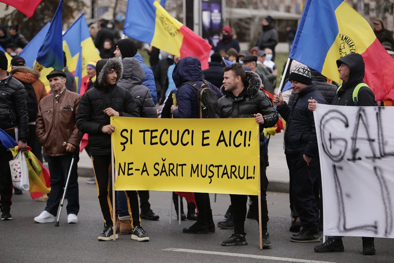 VIDEO. Incident între George Simion și un jandarm. Apoi liderul AUR aleargă după un alt bărbat. Protestarii merg spre Cotroceni